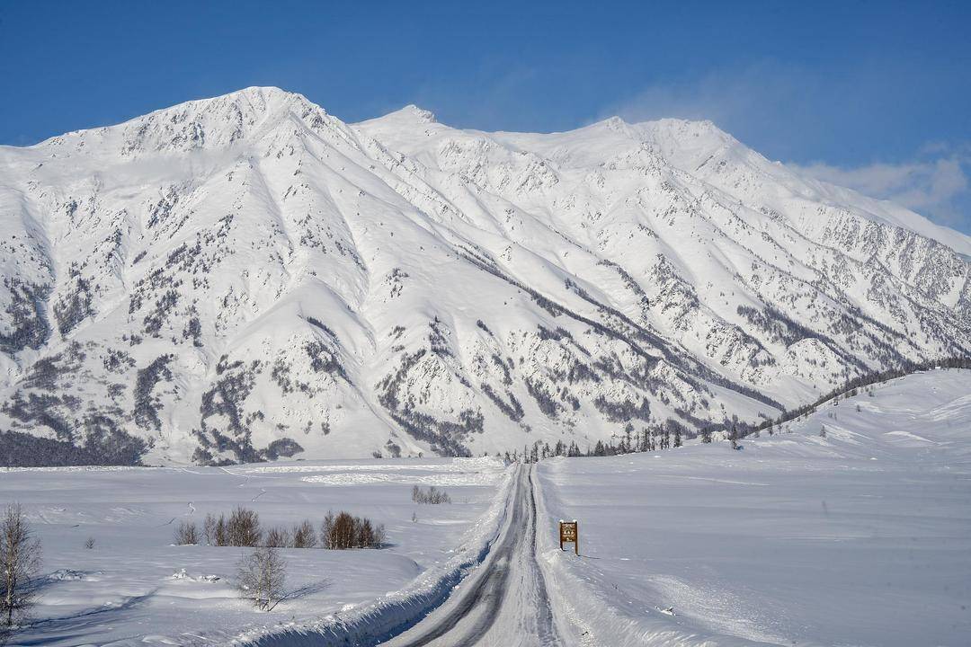 新疆喀纳斯景区遭遇降温降雪 道路仍处于管制状态