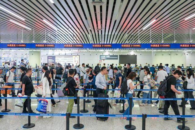 国庆中秋跨境游火爆，广州白云机场口岸提前突破年度1300万人次大关