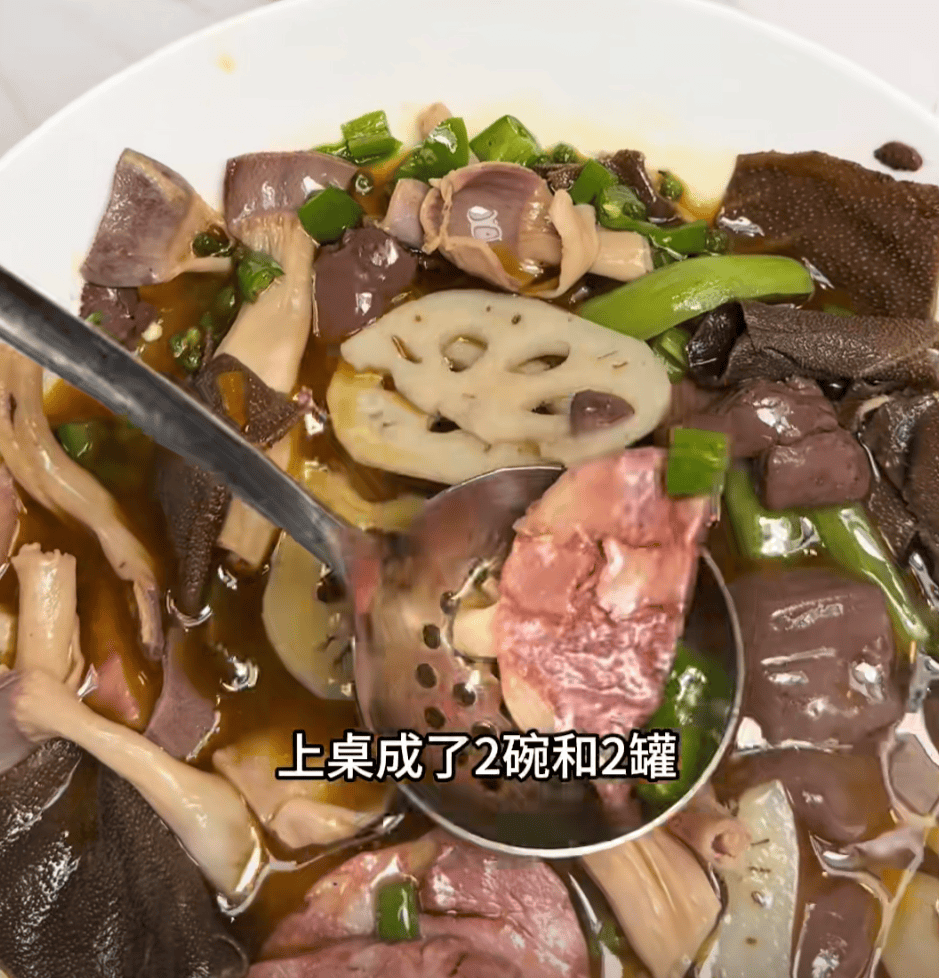 女子点“粉丝”推荐的88元菜品，结账时变358元！餐厅称上错菜，事后“粉丝”取关
