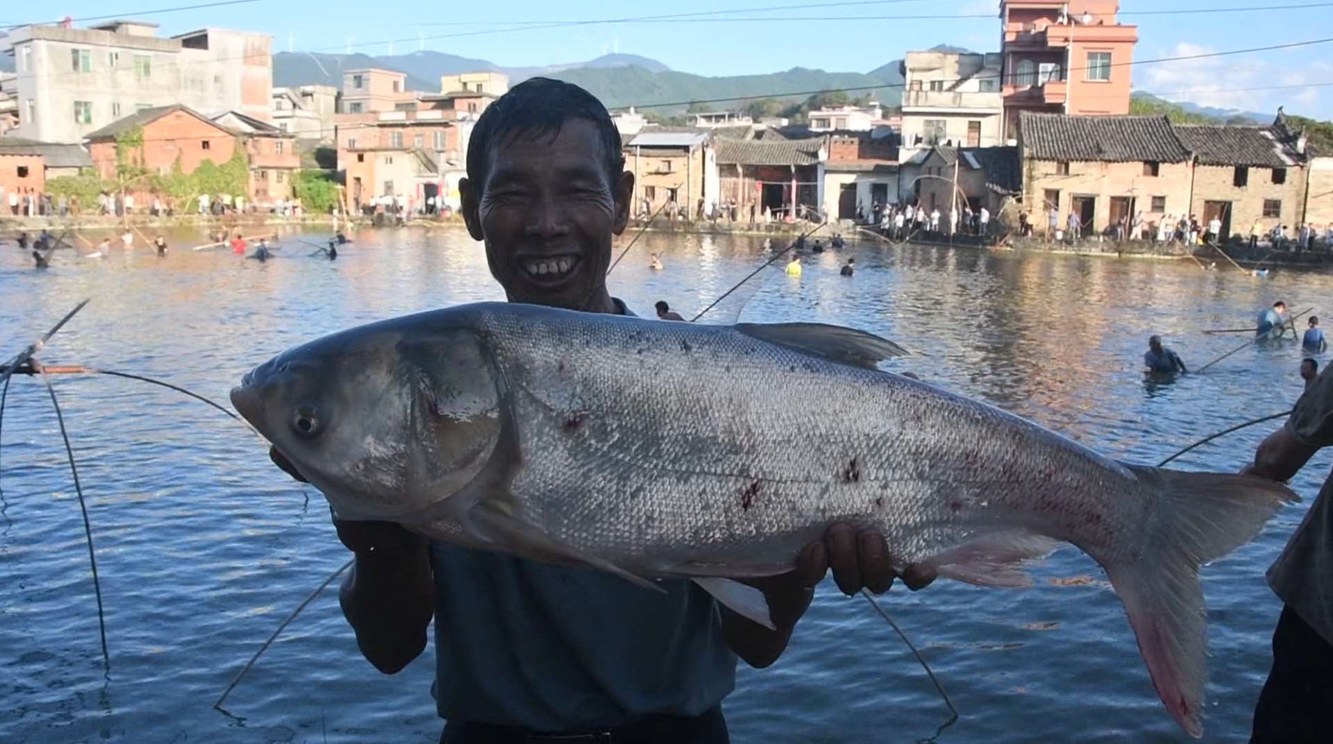 江永夏湾村：村民欢聚一“塘” 喜庆国庆中秋佳节