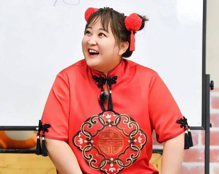 接地气女汉子贾玲代言prada奢侈品,观众直呼"面相变苦端着了"