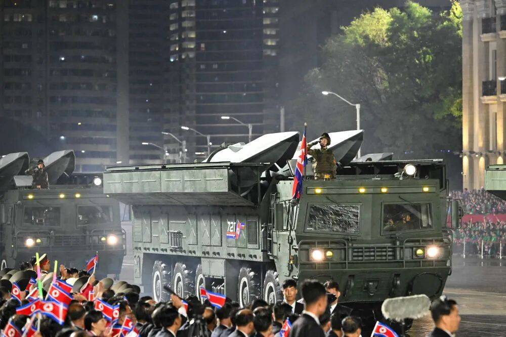 阅兵式上，朝鲜“最强核战略武器系统”亮相