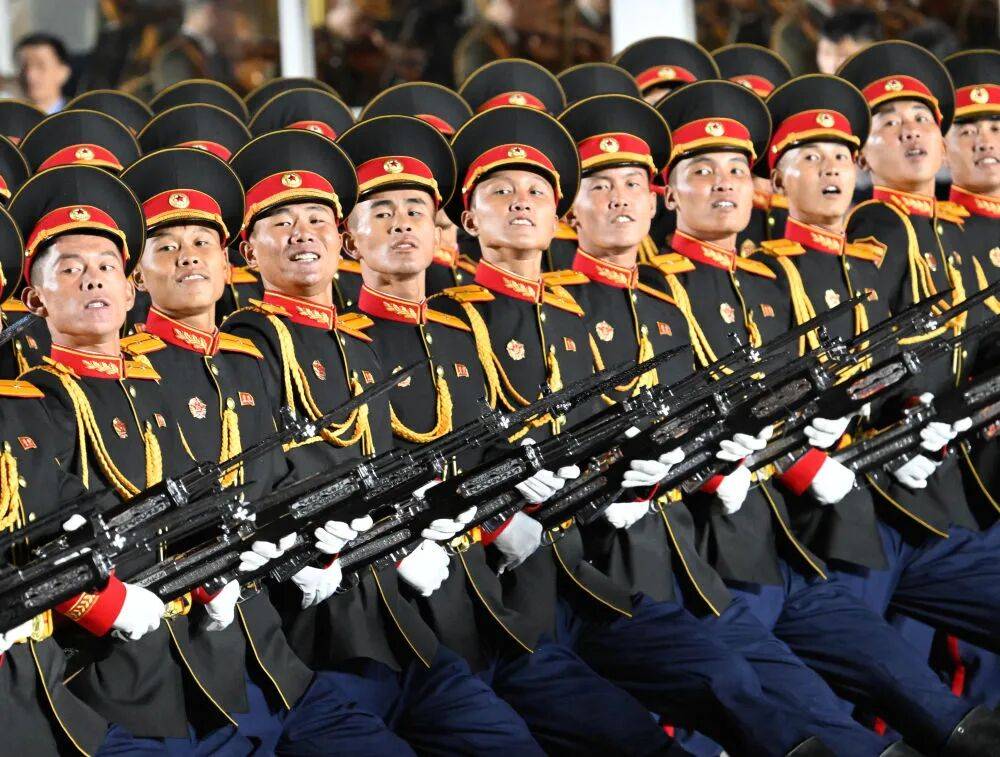 阅兵式上，朝鲜“最强核战略武器系统”亮相