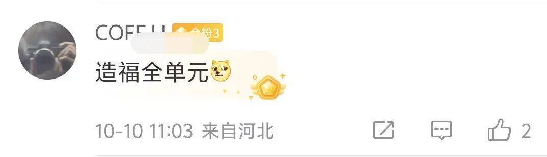 浙江一居民楼出现空心菜“瀑布”，从五楼阳台一直垂落到一楼，网友：吃不完，根本吃不完