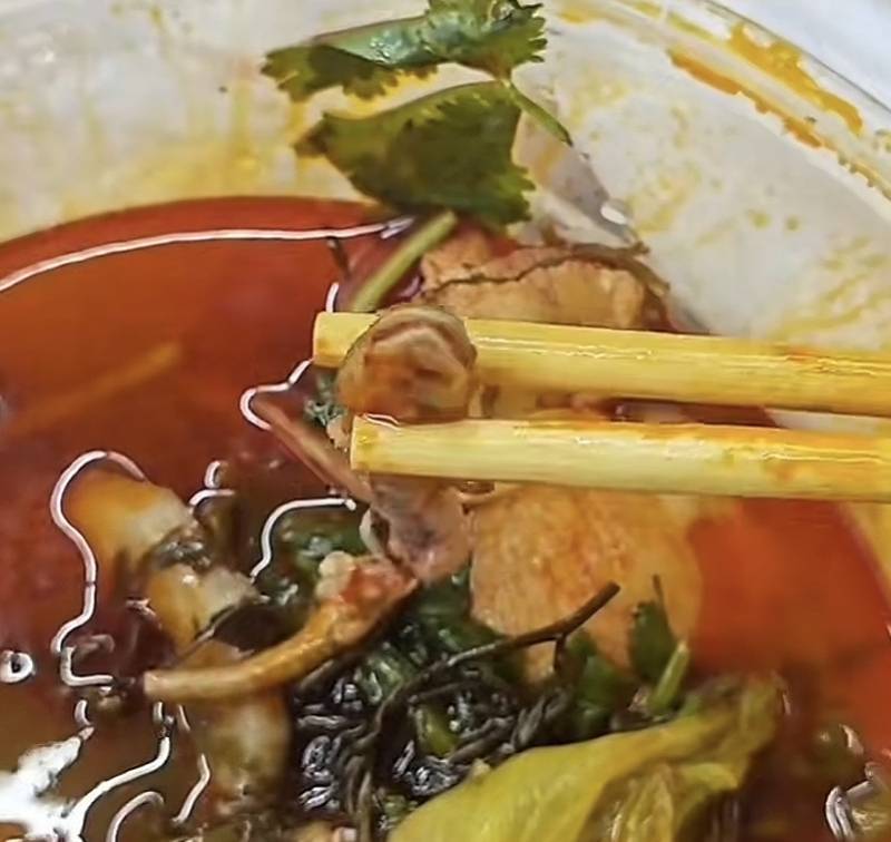 网友投诉“曹氏鸭脖外卖有壁虎” 门店回应:品牌称非授权店(图1)