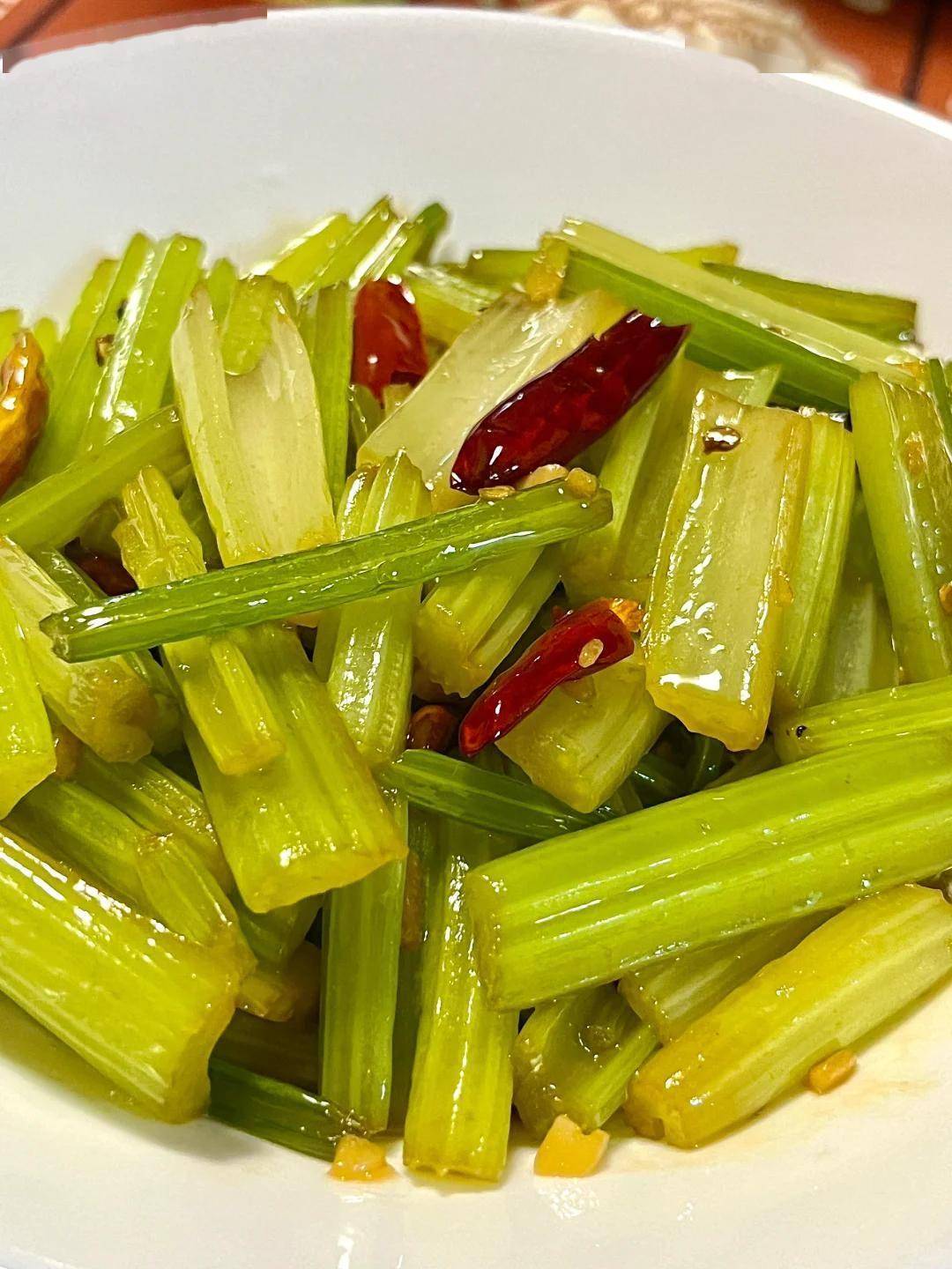 老中医教我的养生吃法早晨芹菜苹果汁