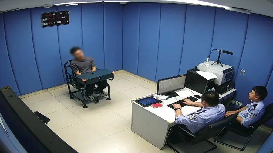 事发上海地铁！车厢内，男子手持剪刀为女子理发？警方：4名违法人员被行政处罚