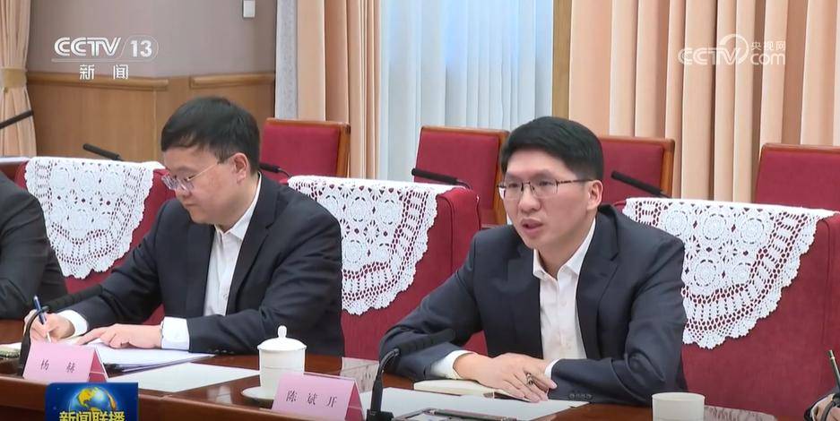 李强主持召开经济形势专家和企业家座谈会，参会发言的8人都有谁？