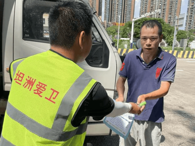 党建引领聚合力！坦洲青年突击队深入一线精准“追击”灭蚊