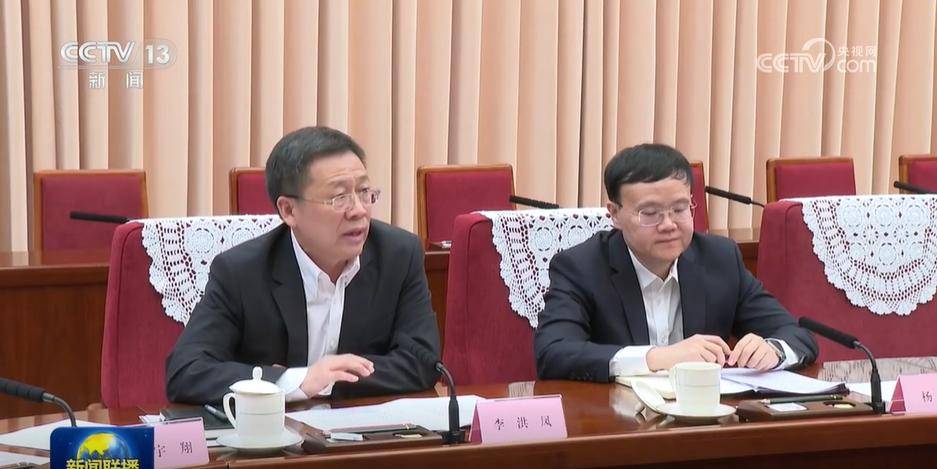李强主持召开经济形势专家和企业家座谈会，参会发言的8人都有谁？
