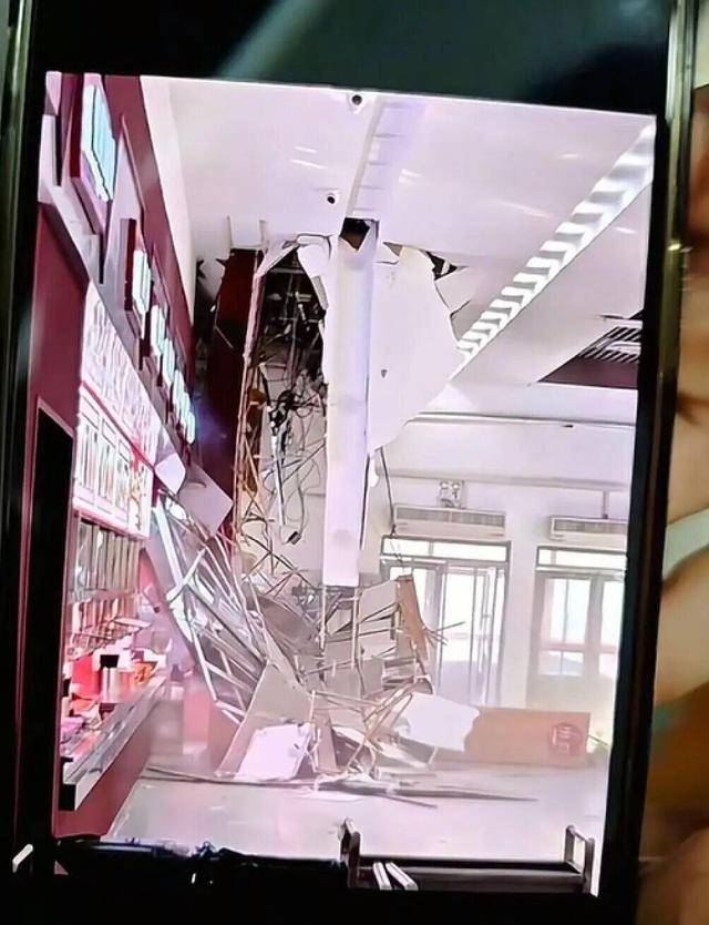 长春工程学院食堂吊顶垮塌，校方回应：没有人员受伤