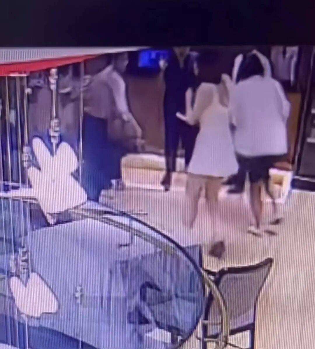 女子在日料店被烫伤，确诊中度抑郁！称“服务员又叫又哭，突然向自己泼开水”