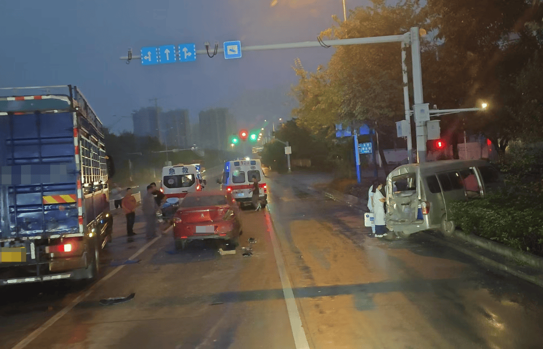 柳城县路段10月15日交通事故一不小心就容易造成无论是开车走神还是