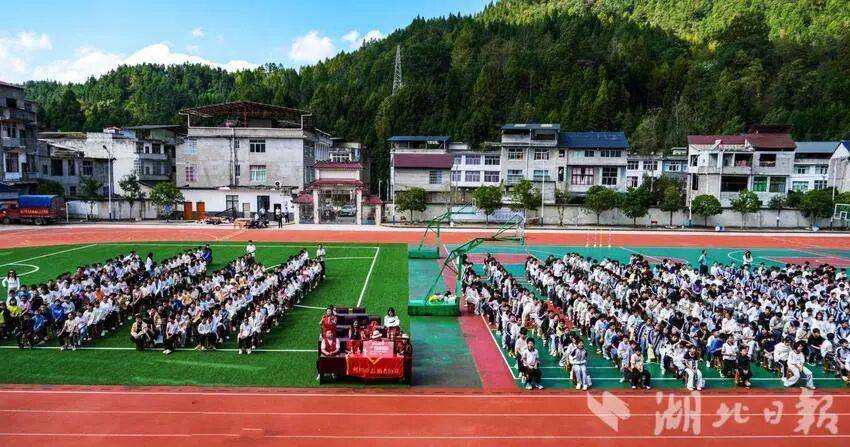 爱心企业向利川市忠路镇小河初中捐赠体育器材