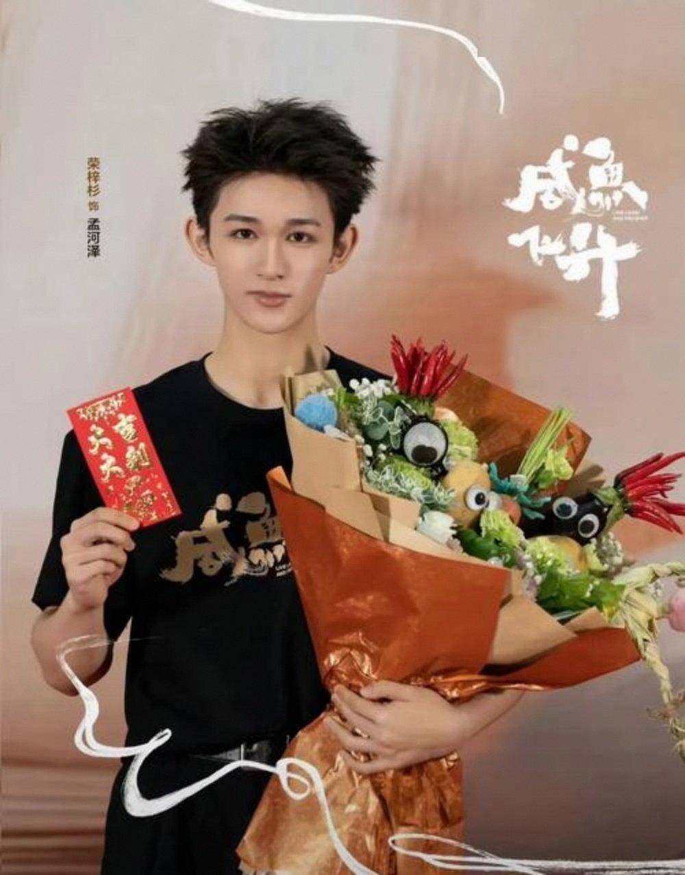 王圣迪坦言对待平辈和前辈态度截然不同,荣梓杉当场露出无语表情,瞬间