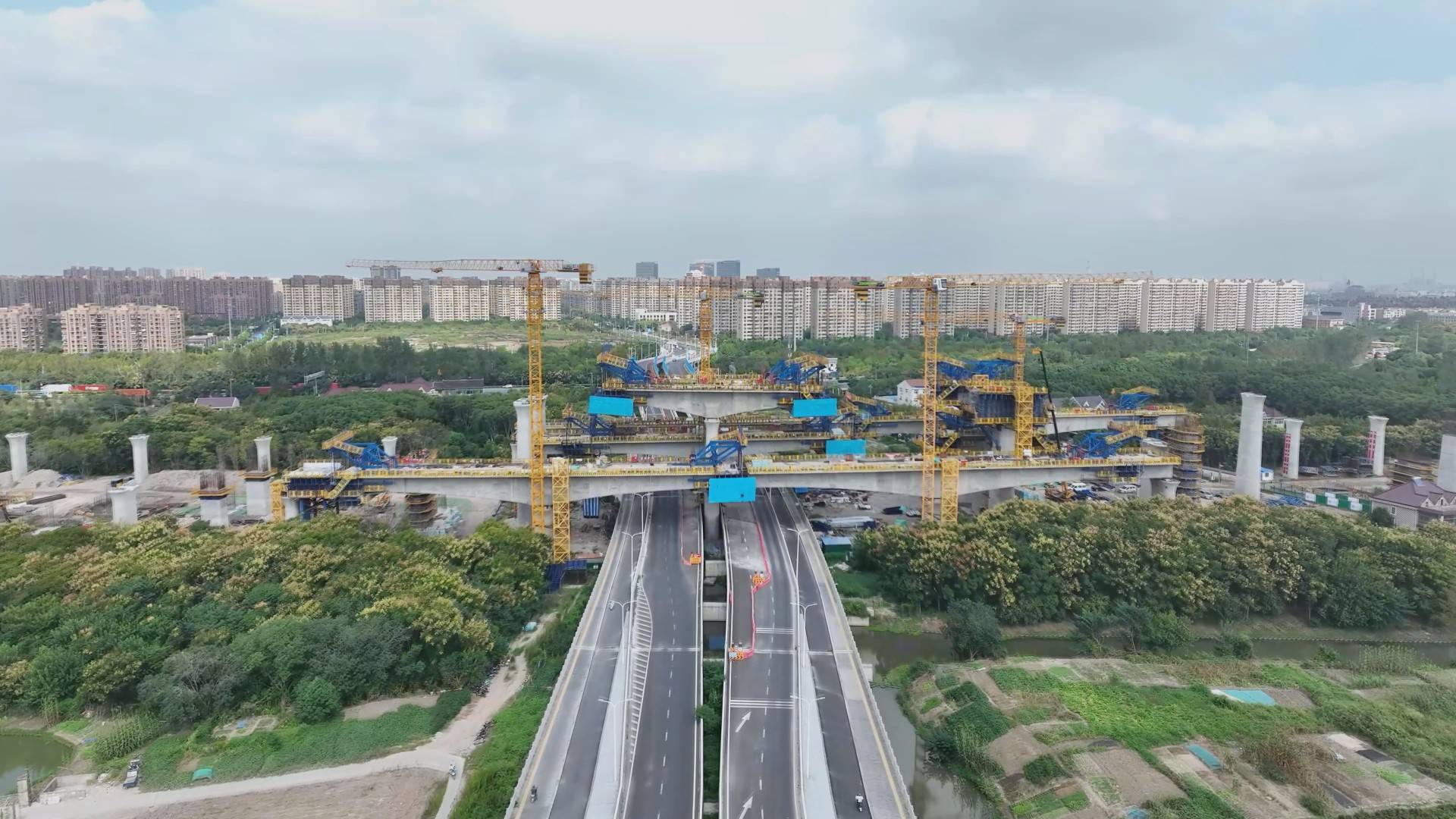 沪渝蓉项目沪通Ⅱ期铁路动走左线特大桥首个连续梁合龙