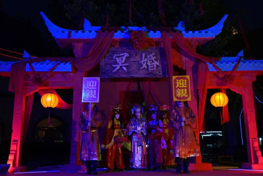 幽暗灵堂,烛光摇曳,阴森氛围与诡异音效中,揭开冥婚背后的惊悚故事