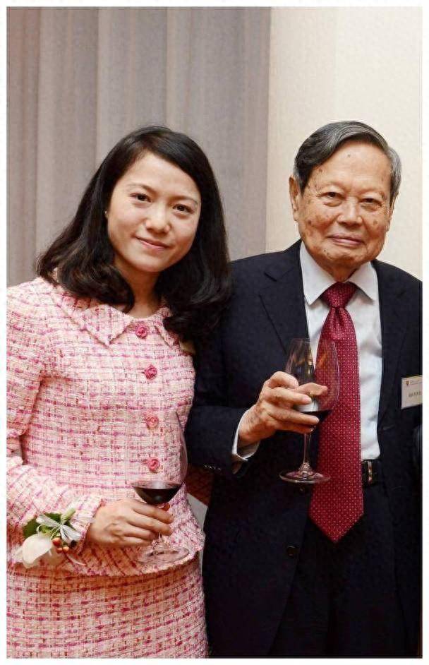 原创             突发！杨振宁去世 曾被问去世后翁帆怎么办 他的回答令翁帆泪眼婆娑