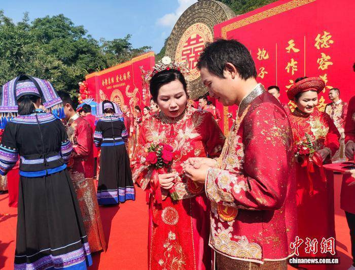 中越德天（板约）瀑布集体婚礼在广西大新县举行