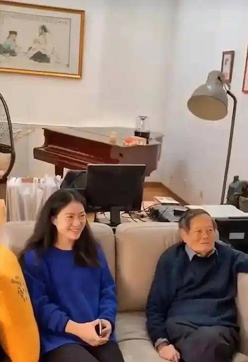 杨振宁刚去世，翁帆终于发声，字字催泪，清华大学吊唁堂细节感人