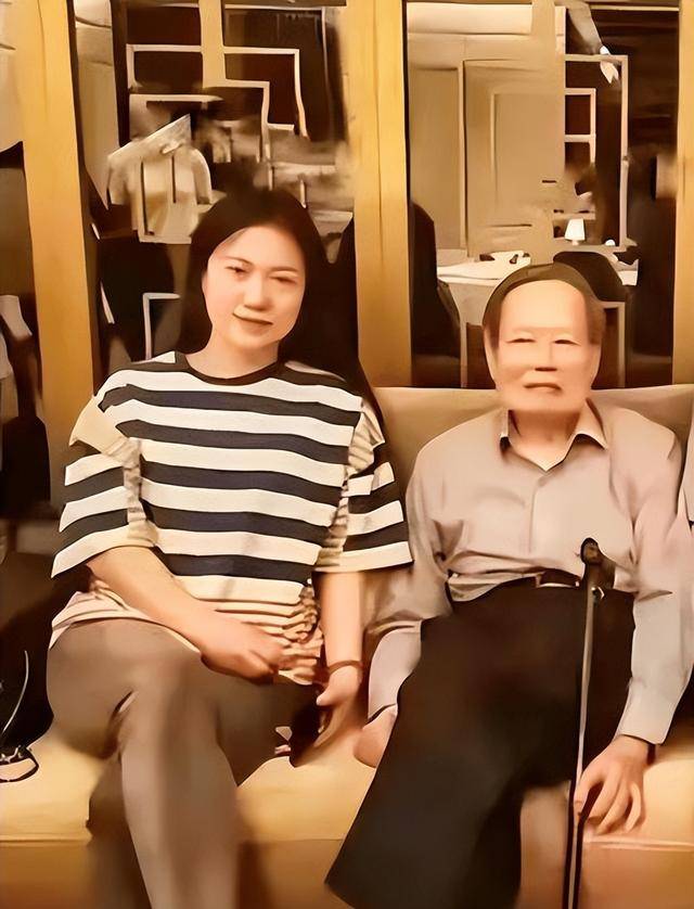 杨振宁刚去世，翁帆终于发声，字字催泪，清华大学吊唁堂细节感人