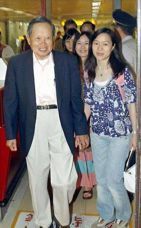 杨振宁刚去世，翁帆终于发声，字字催泪，清华大学吊唁堂细节感人