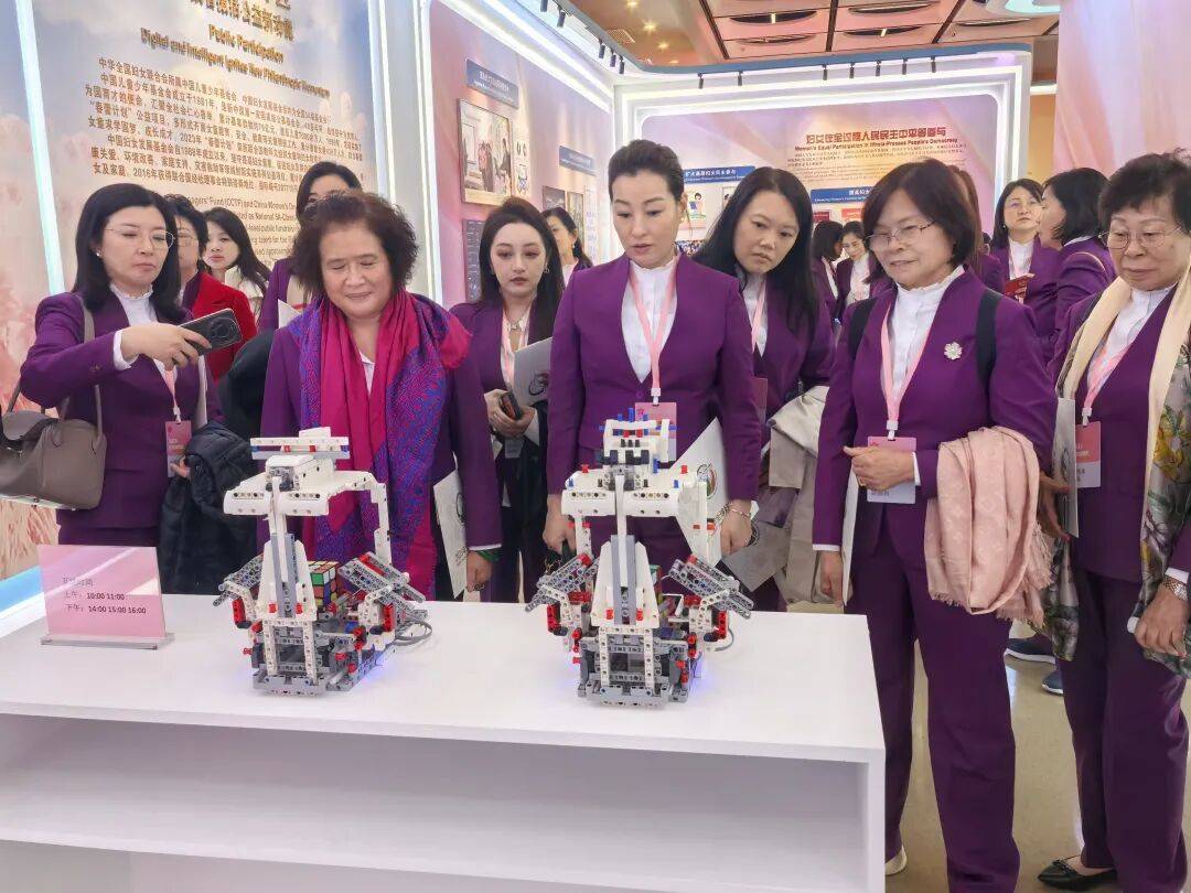 香港福建妇女协会代表团参观“数智赋能妇女和女童成果展”