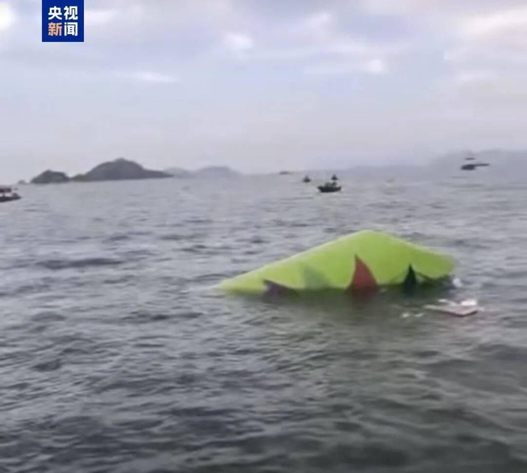 香港国际机场发生事故已致2人死亡：一货机冲出跑道坠海，机场地勤车被撞