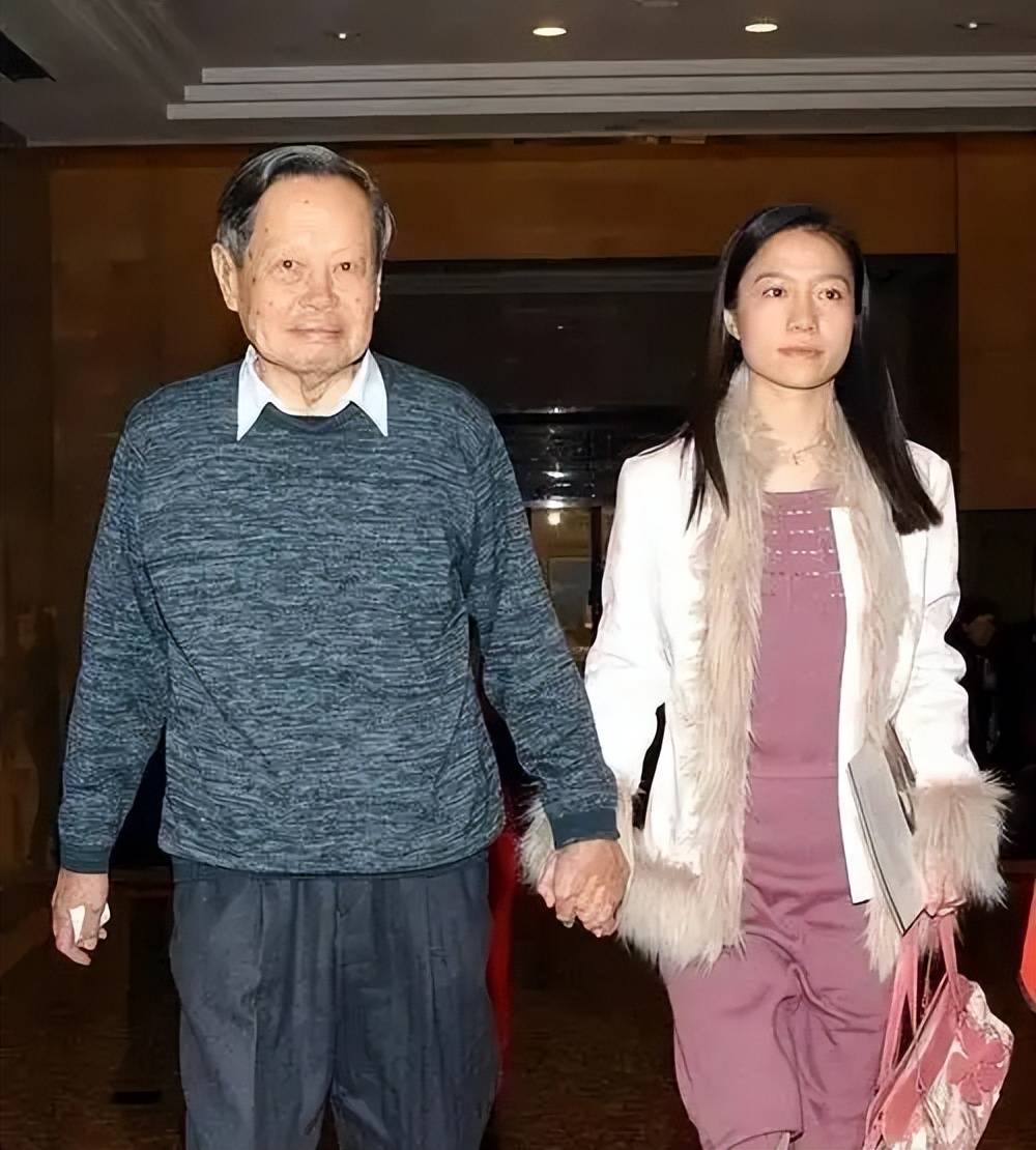原创             痛心！杨振宁离世才2天，令人恶心的一幕上演，翁帆曾公开辟谣
