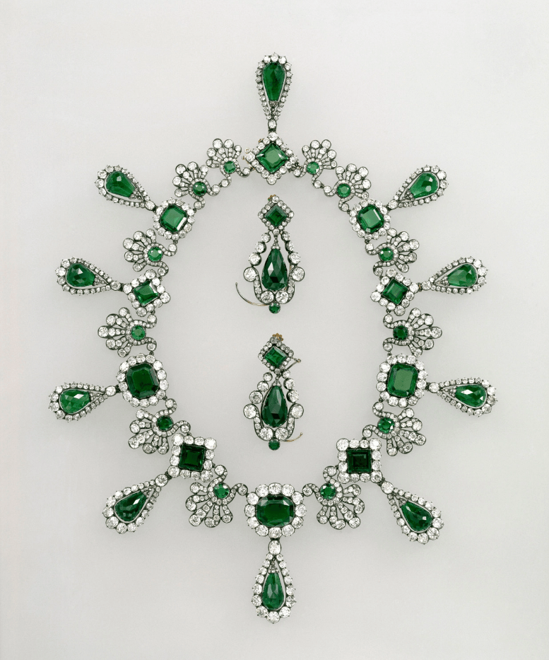 图片[7]-卢浮宫抢劫案作案画面曝光：嫌疑人戴黑色头套扮建筑工人，光天化日下用电锯割开展示柜 -华闻时空