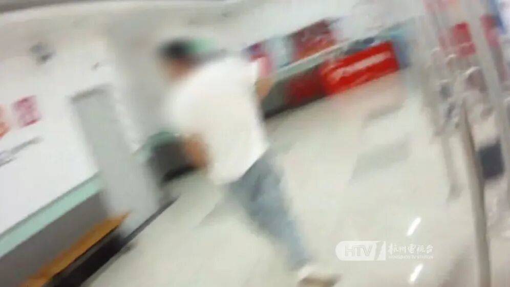 杭州男子为女友买10000元超市卡，被民警狂追10分钟：“跑什么，是来保护你的！”