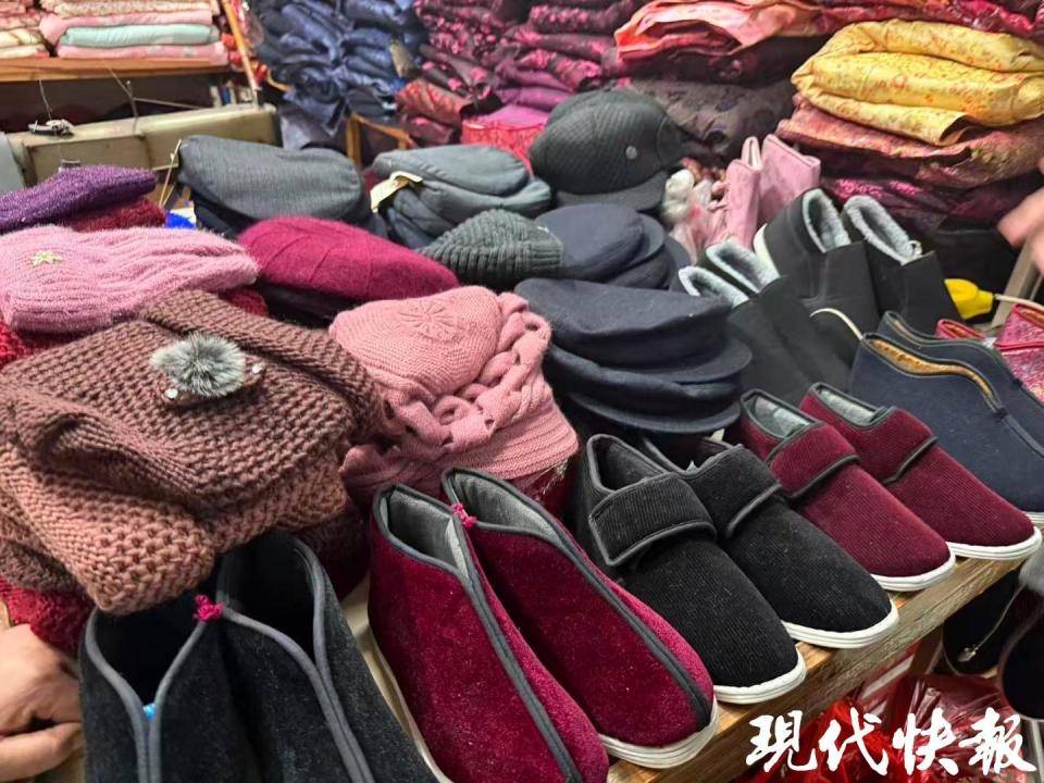 陷入“老外买寿衣”争议的店老板称被网暴，“一个上午接到300多个电话”
