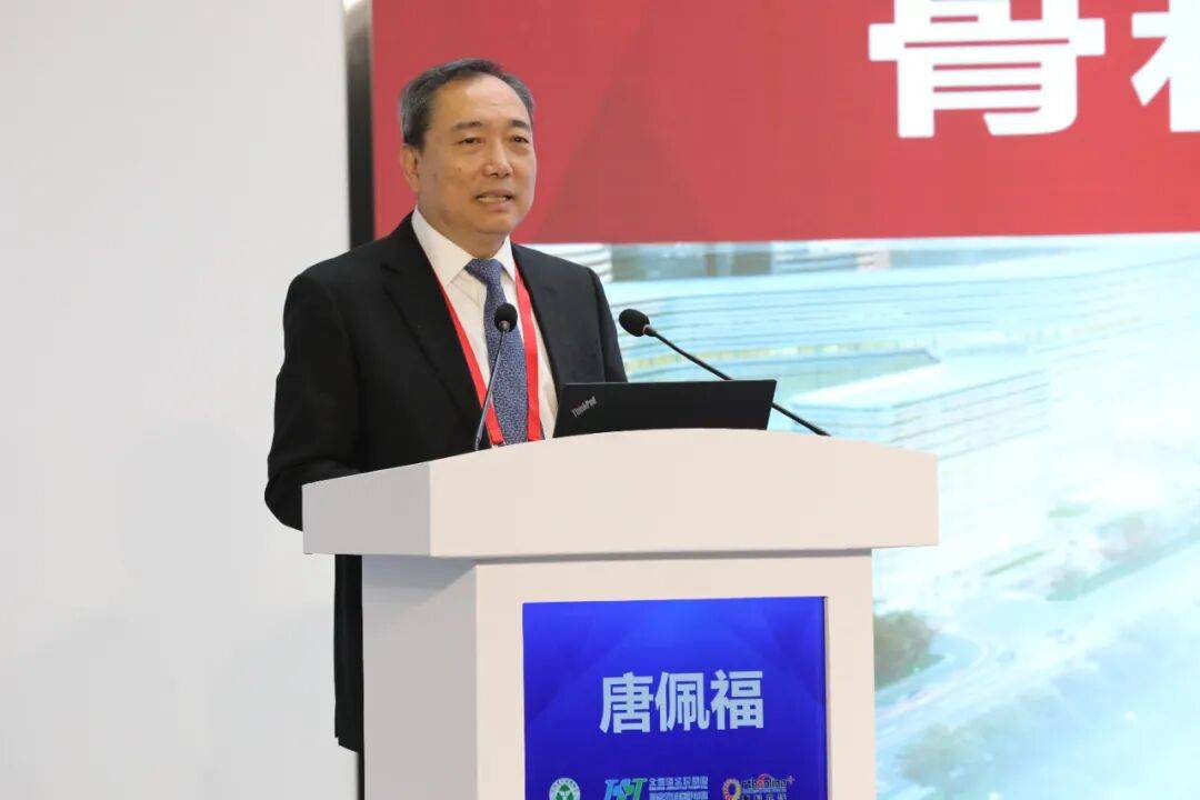 唐佩福以"数智化革命推动智慧骨科提质增效"为题发表主题演讲,深入