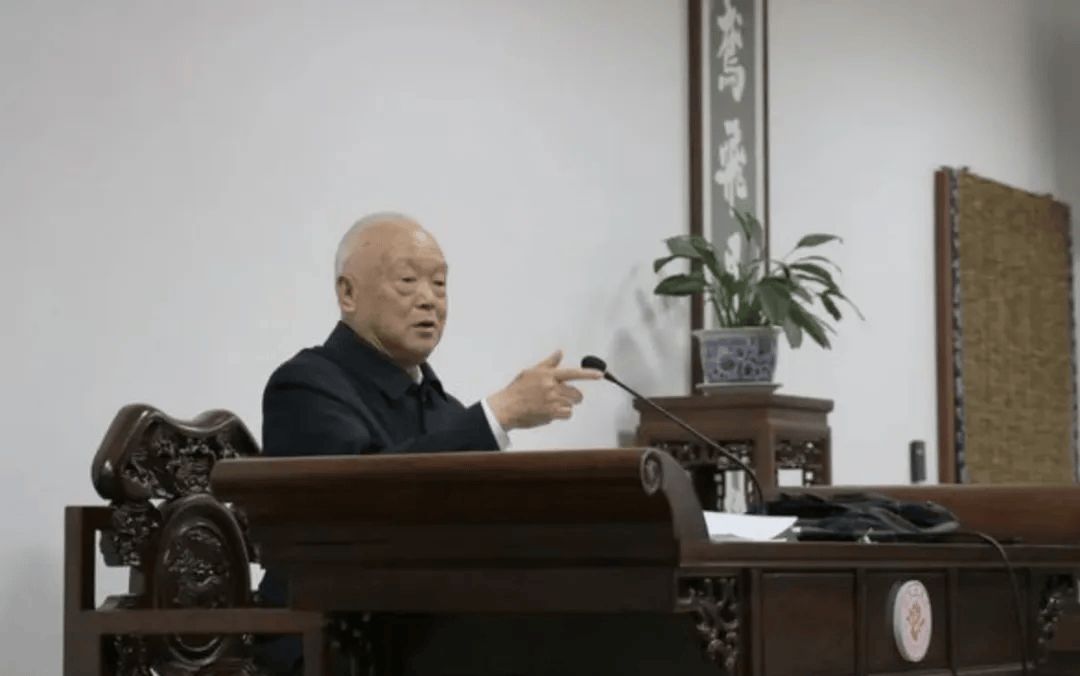 并由北师大历史学院张大可教授领衔,逐字精简