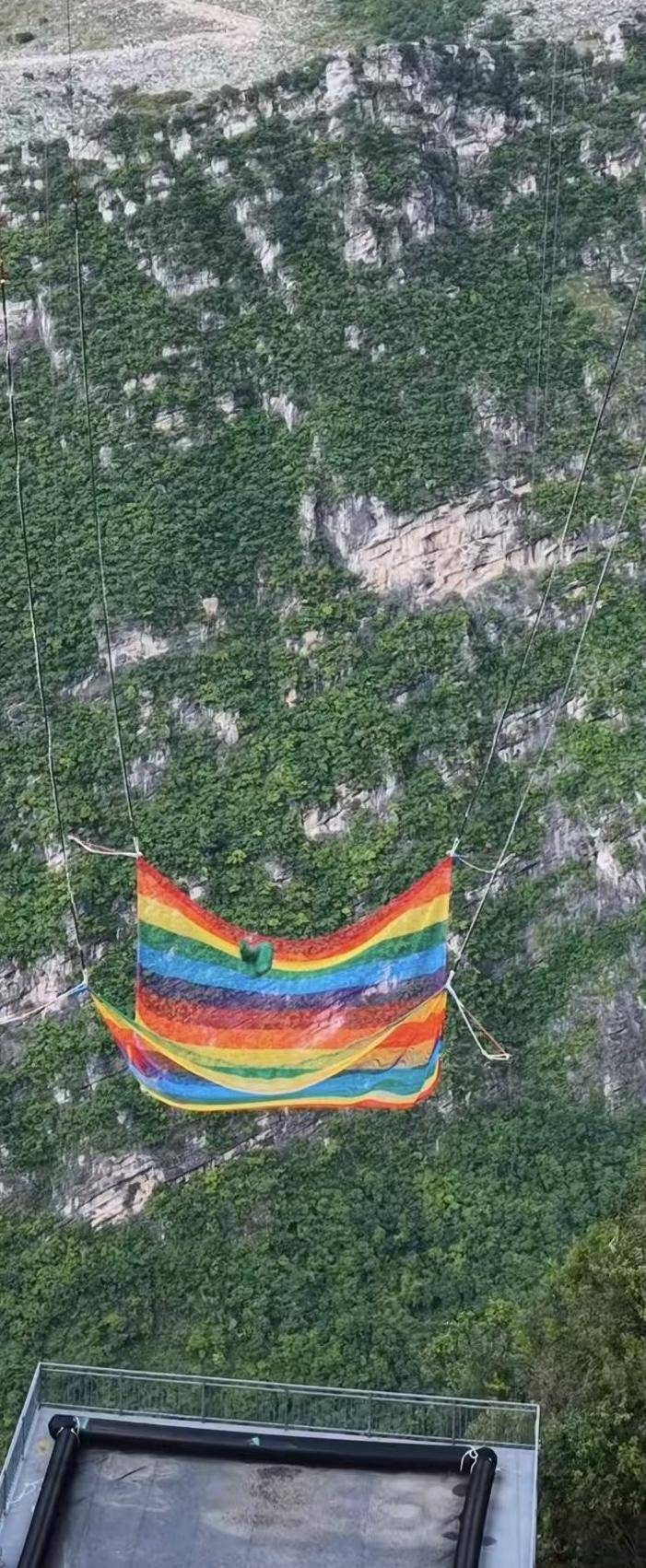 贵州花江峡谷大桥无绳蹦极原定明日开放已取消 工作人员称接到紧急通知，安全性还在评估