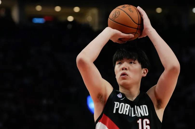 有些挣扎！杨瀚森的NBA正赛首秀，和前辈姚明差不多