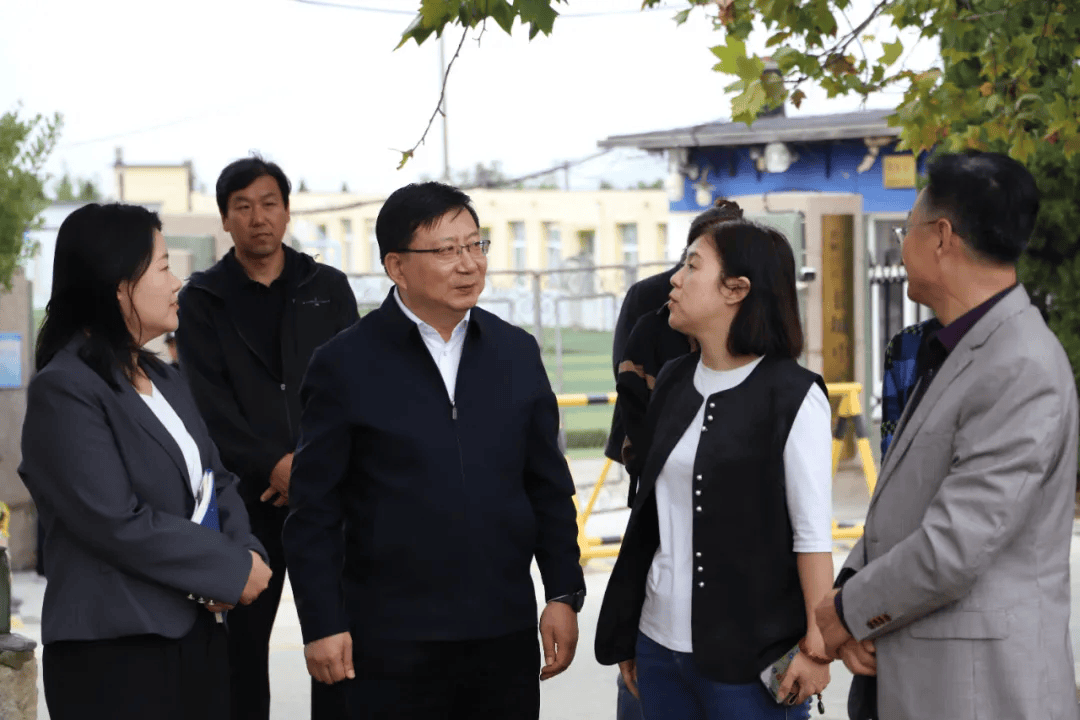 旅顺口区领导调研长城中心小学操场建设工作及乐美加企业生产经营情况