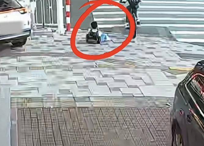 茂名男童卷入车底，路过的退役军人上前拦停！众人抬车施救