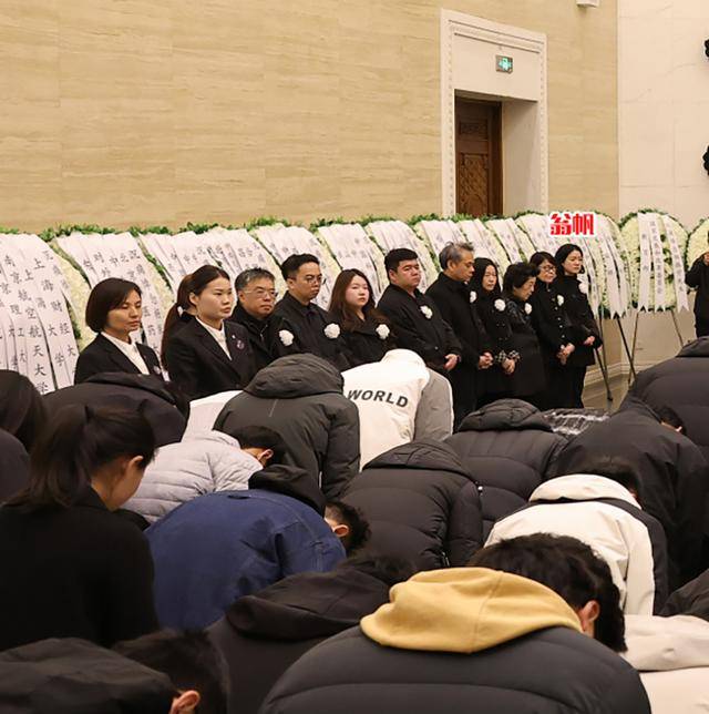 原创             杨振宁灵堂内景曝光：杨老遗体盖国旗，翁帆站家属位，神情悲戚！