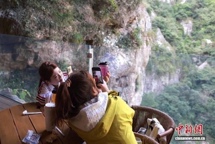 浙江温州乐清雁荡山:悬崖咖啡助力传统景区焕新出圈 浙江温州乐清雁荡山:悬崖咖啡助力传统景区焕新出圈