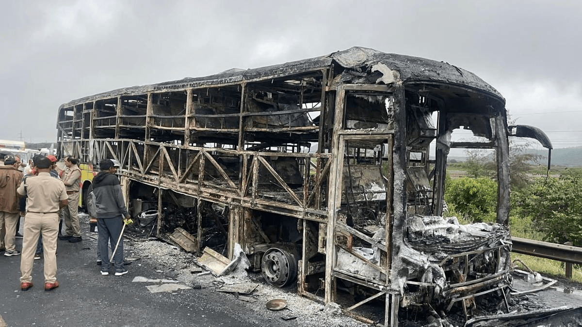 印度一客运巴士与摩托车相撞起火，19人身亡