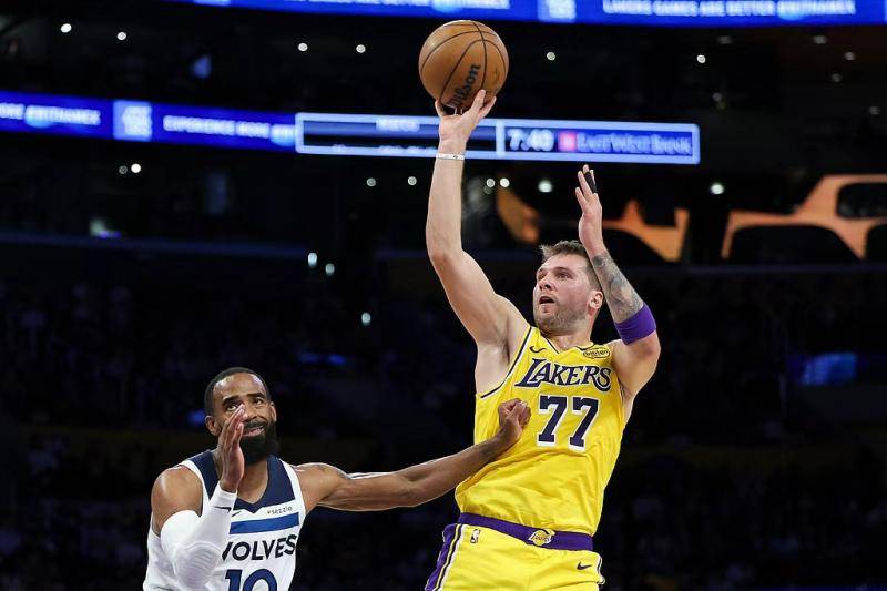 NBA|连续两场40+ 东契奇渐成湖人新领袖 NBA|连续两场40+ 东契奇渐成湖人新领袖