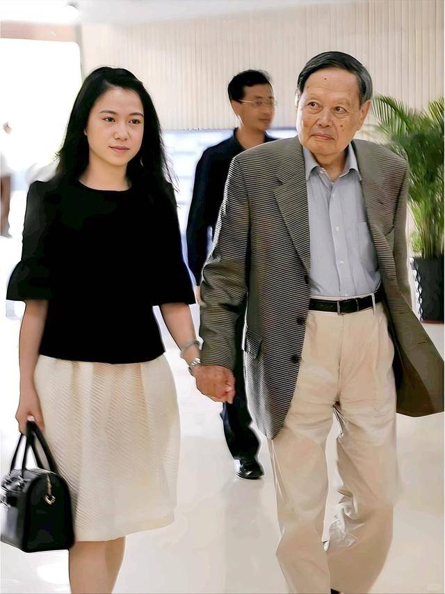 杨振宁葬礼不到24小时,清华宣布一重要决定,翁帆眼都哭肿了