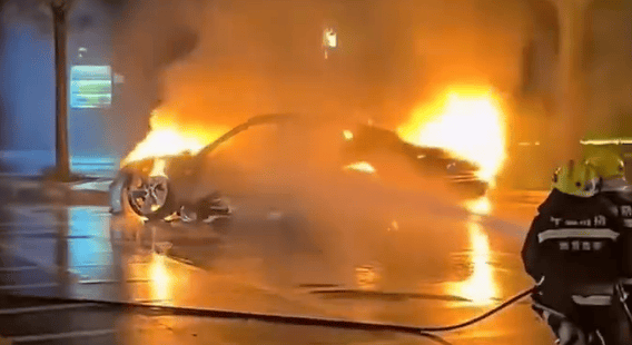 保时捷行驶中突发自燃:车身被大火烧成剩框架 原因还在调查(图2)