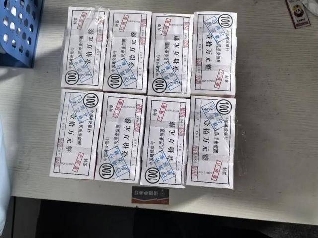 行李箱内惊现80万“现金”?报警后拆封,大家都乐了 行李箱内惊现80万“现金”?报警后拆封,大家都乐了