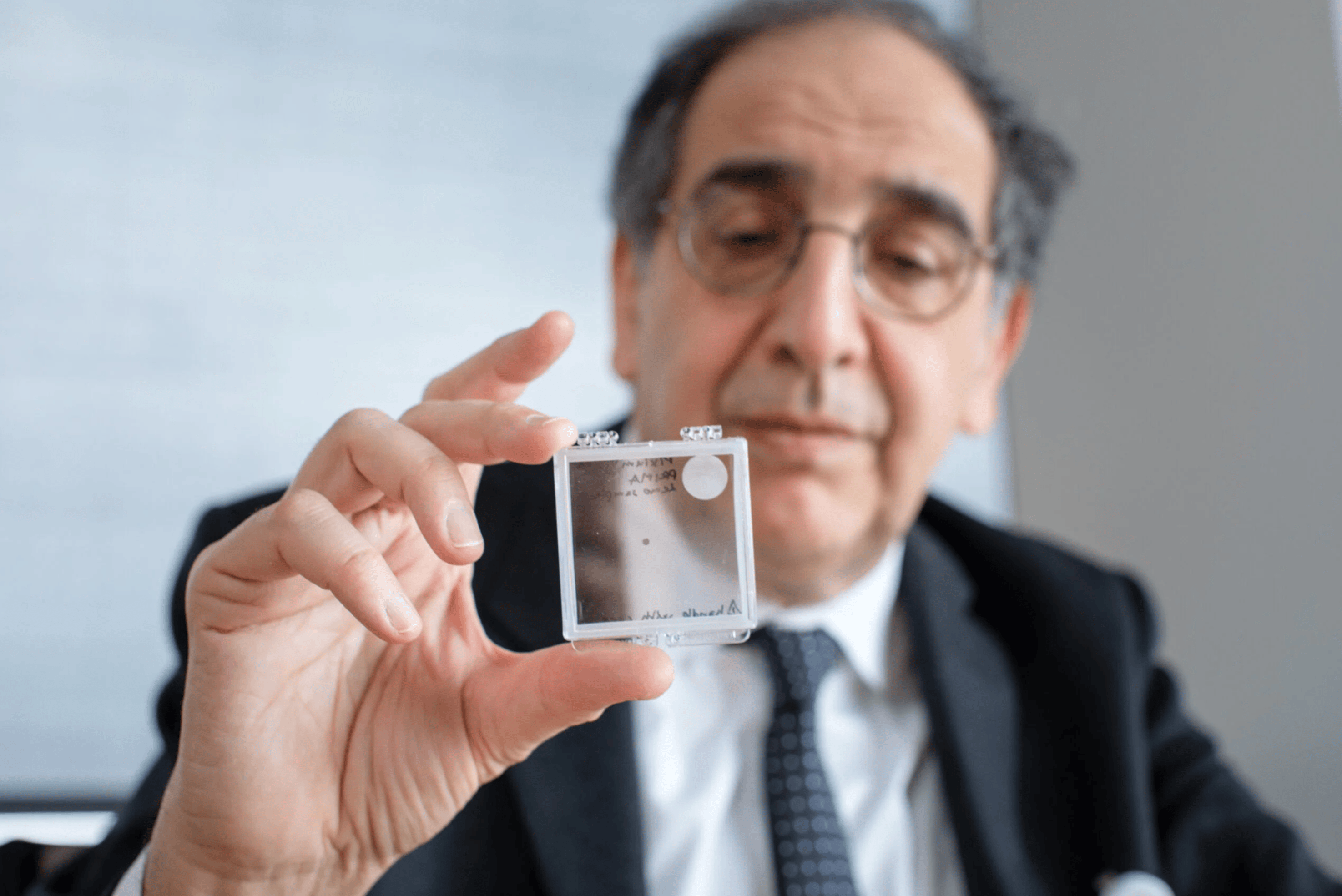 一副 AI 眼镜,让 500 万盲人有了重见光明的希望