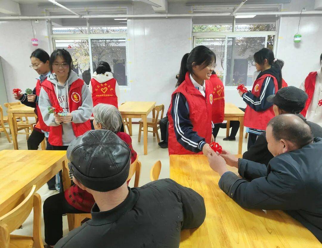 — 淮滨高中开展重阳节志愿服务社会实践活动