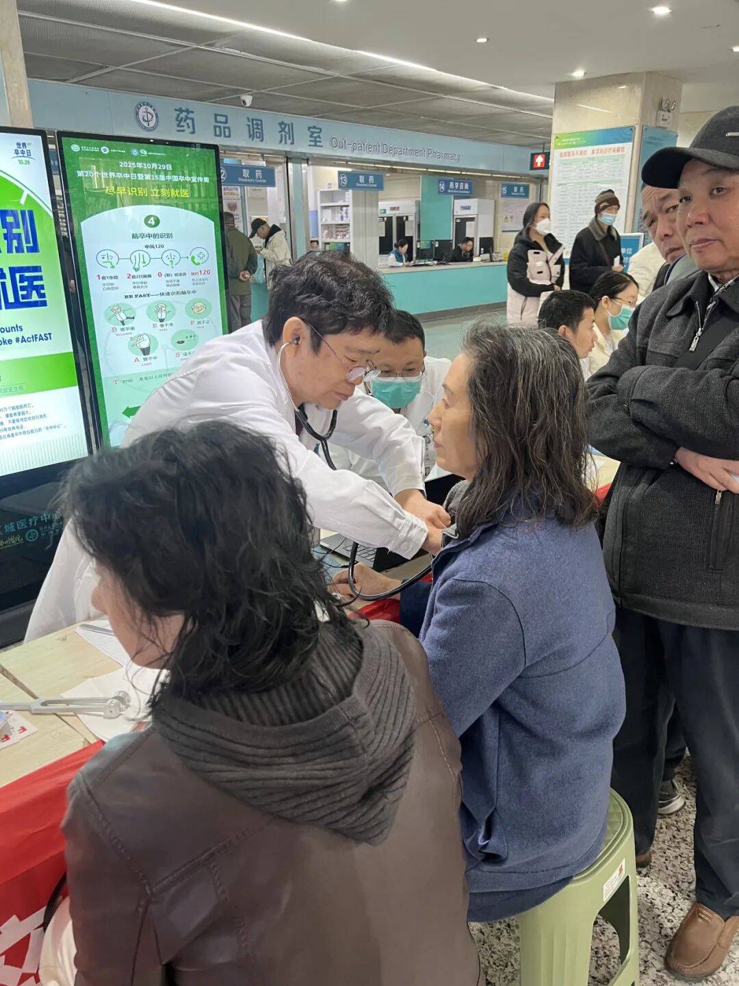 为患者讲解脑卒中相关知识卒中中心主任王润青在医院门诊大厅进行现场