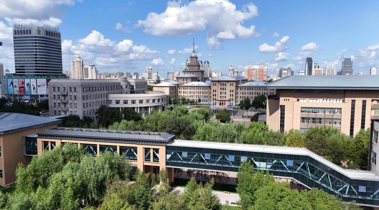 东北一高校2公里多暖廊连通20多栋建筑，寒冬学生轻装就能上课打球