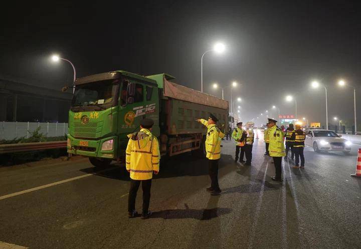 限重25吨，实重72.8吨，昨夜北京查处多辆超限“泥头车”